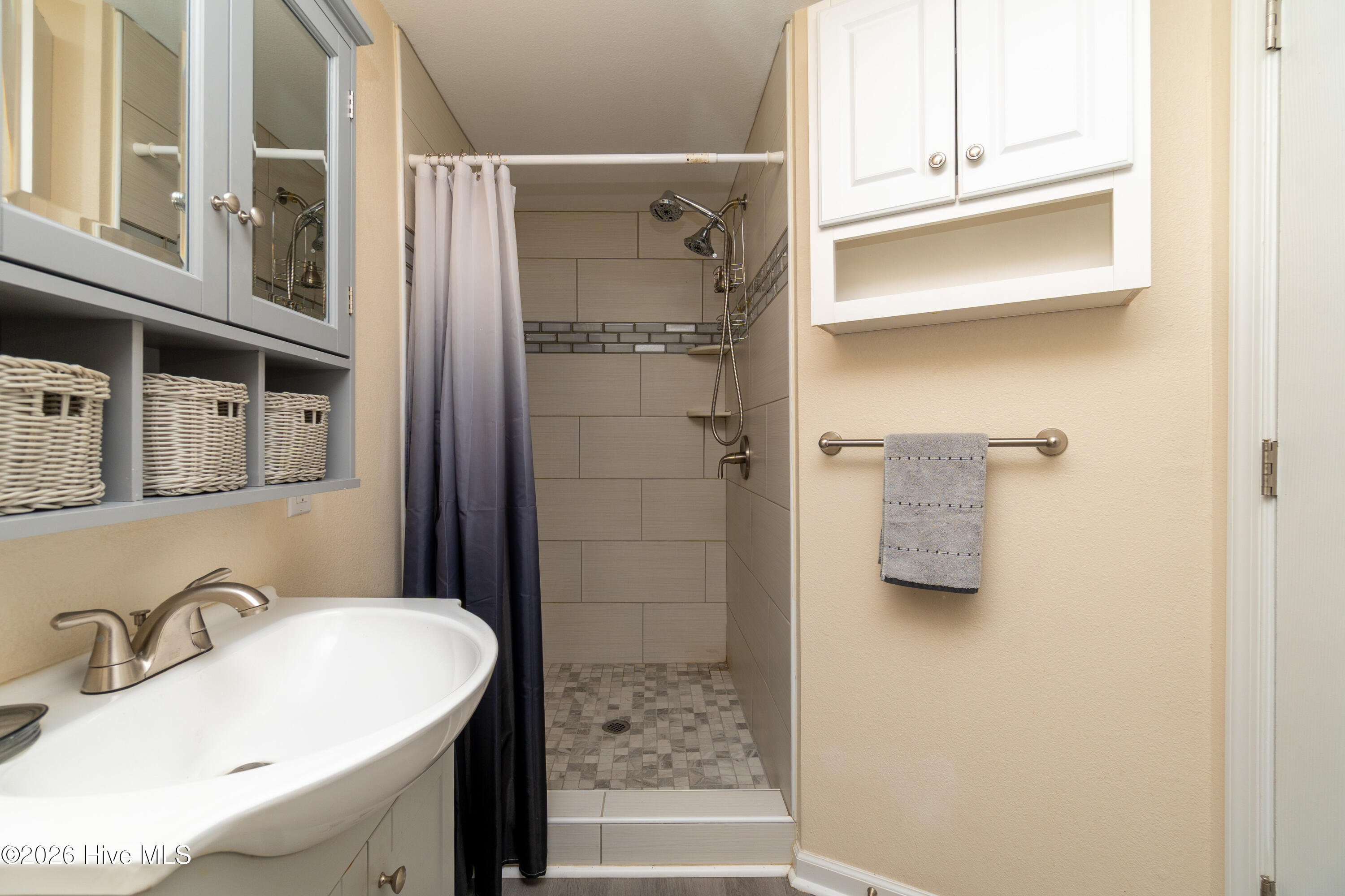 803 Maple Street Elizabeth City, NC 27909 - Photo 33 of 49 Upstairs bathroom