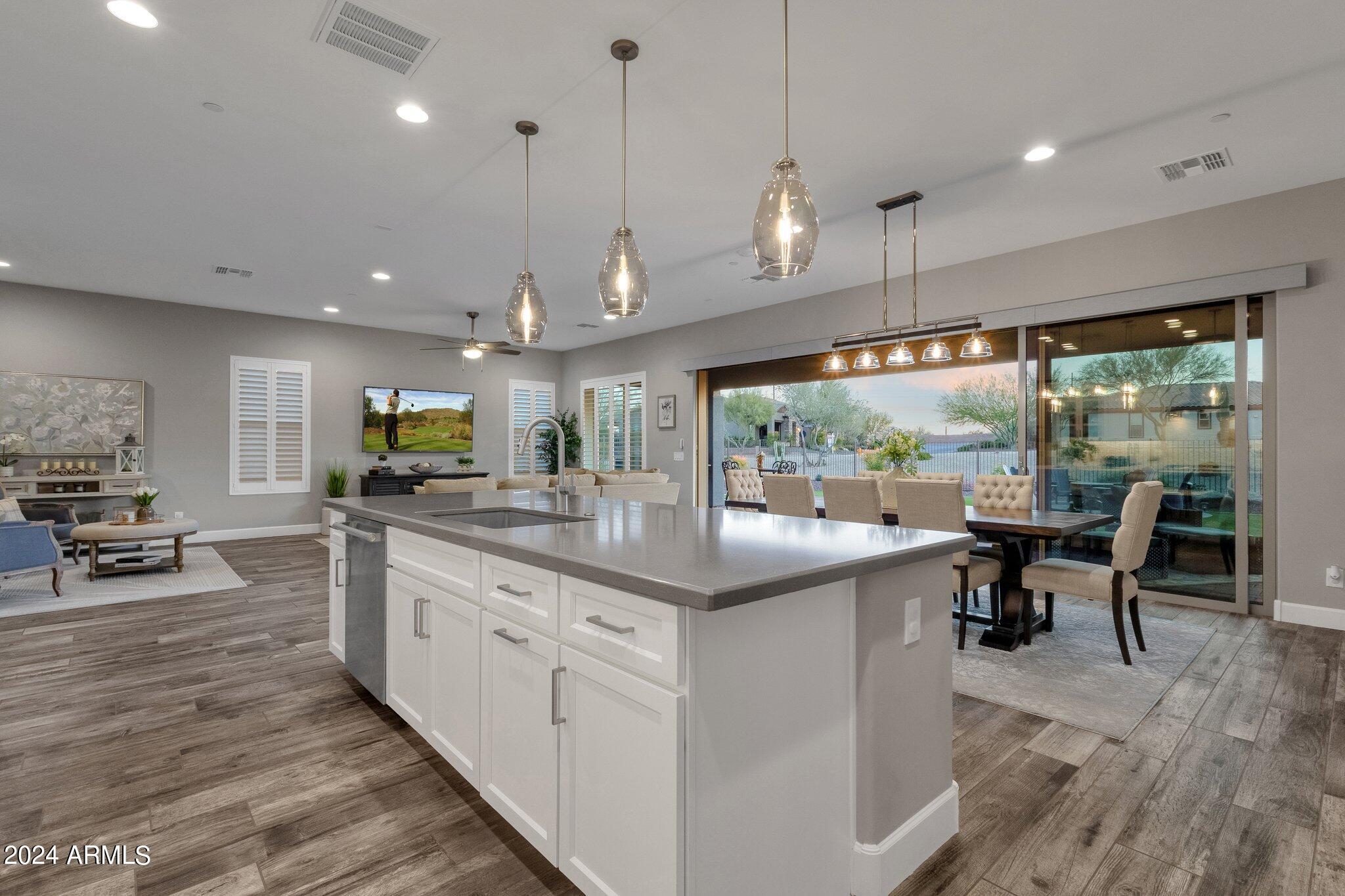 INDOOR/OUTDOOR LIVING