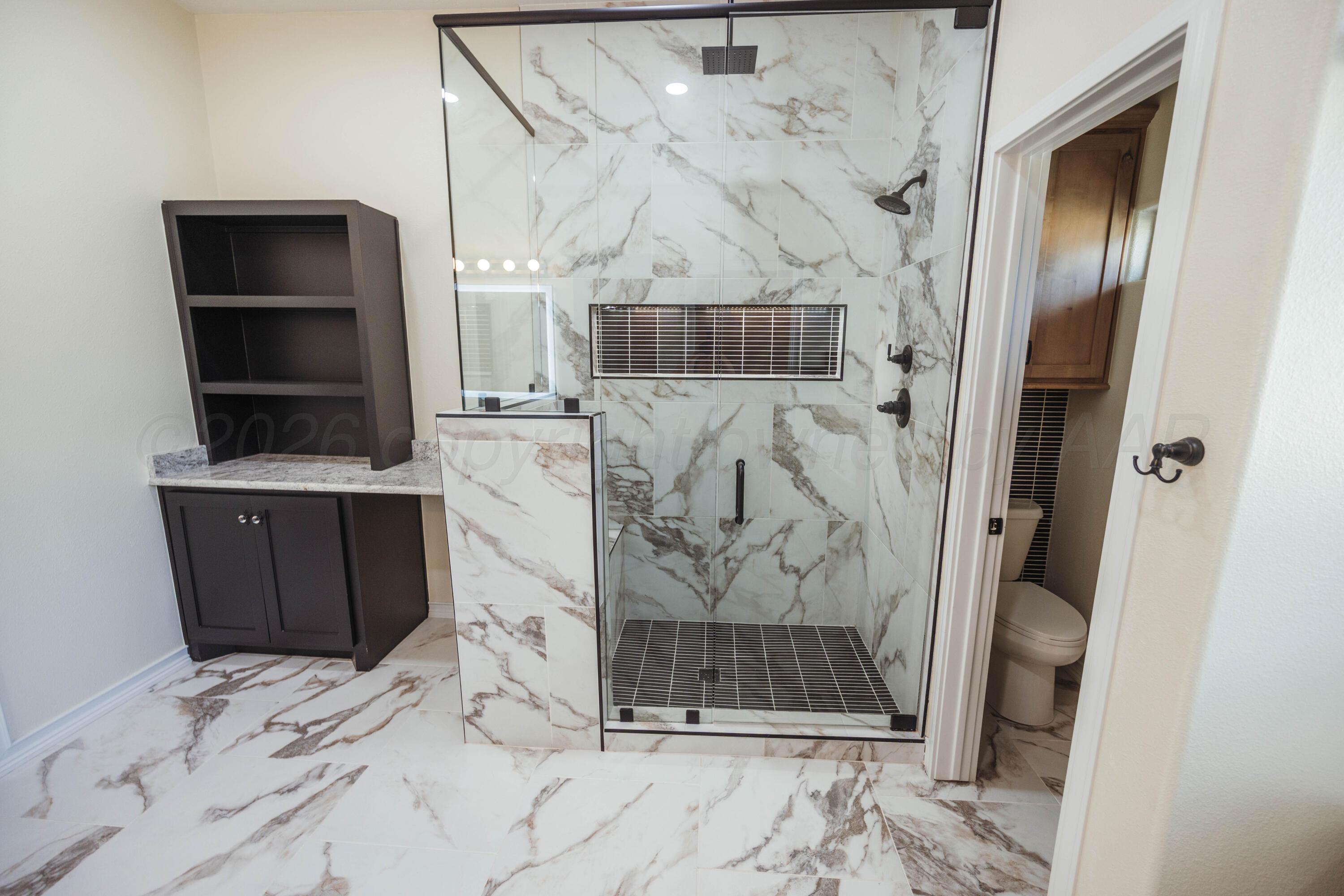 2009 Southwest 19th Avenue Perryton, TX 79070 - Photo 23 of 49 Master shower