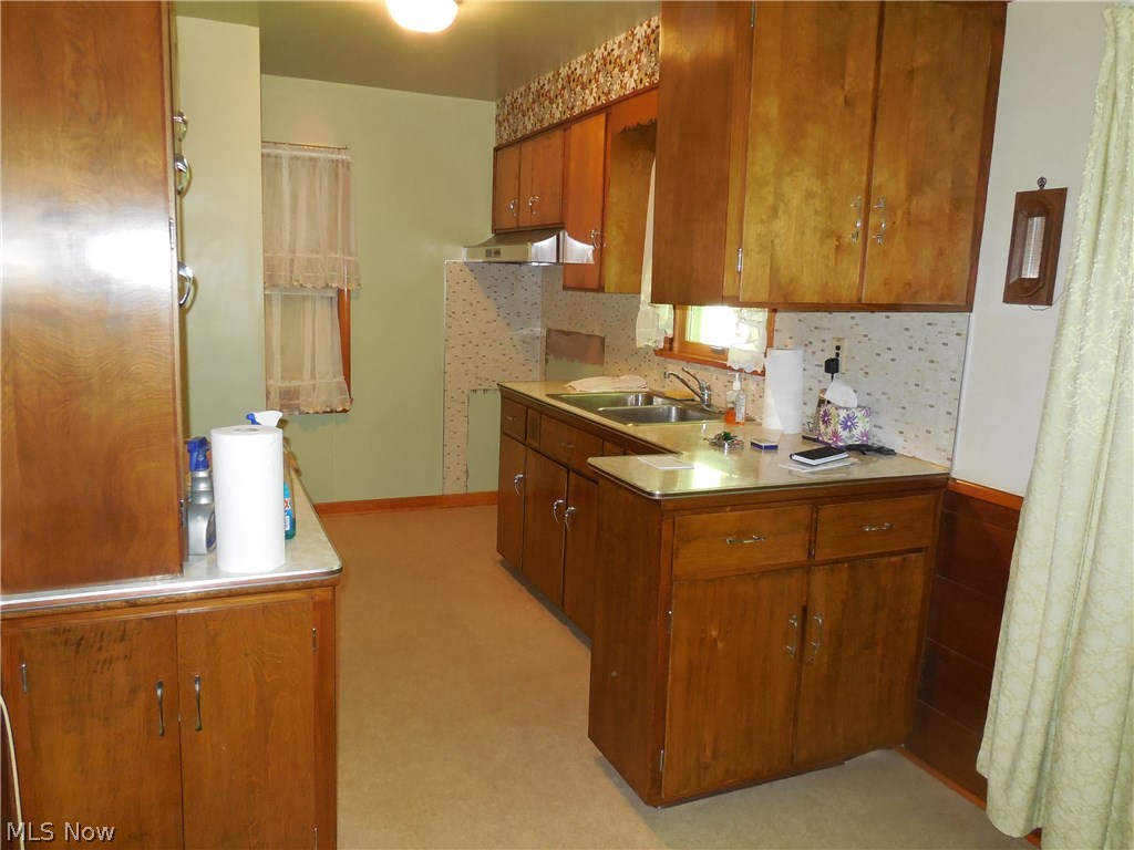 7101 Som Center Road Solon, OH 44139 - Photo 3 of 23 Kitchen with eating area