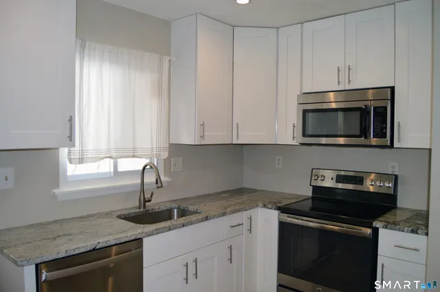 $1,800 | 1660 Farmington Avenue, Unit 4, Farmington, CT 06085