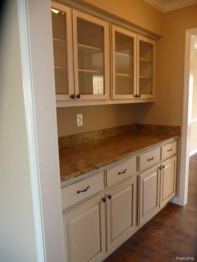 32 Oakbridge Drive Rochester, MI 48306 - Photo 4 of 22 Butler's Pantry