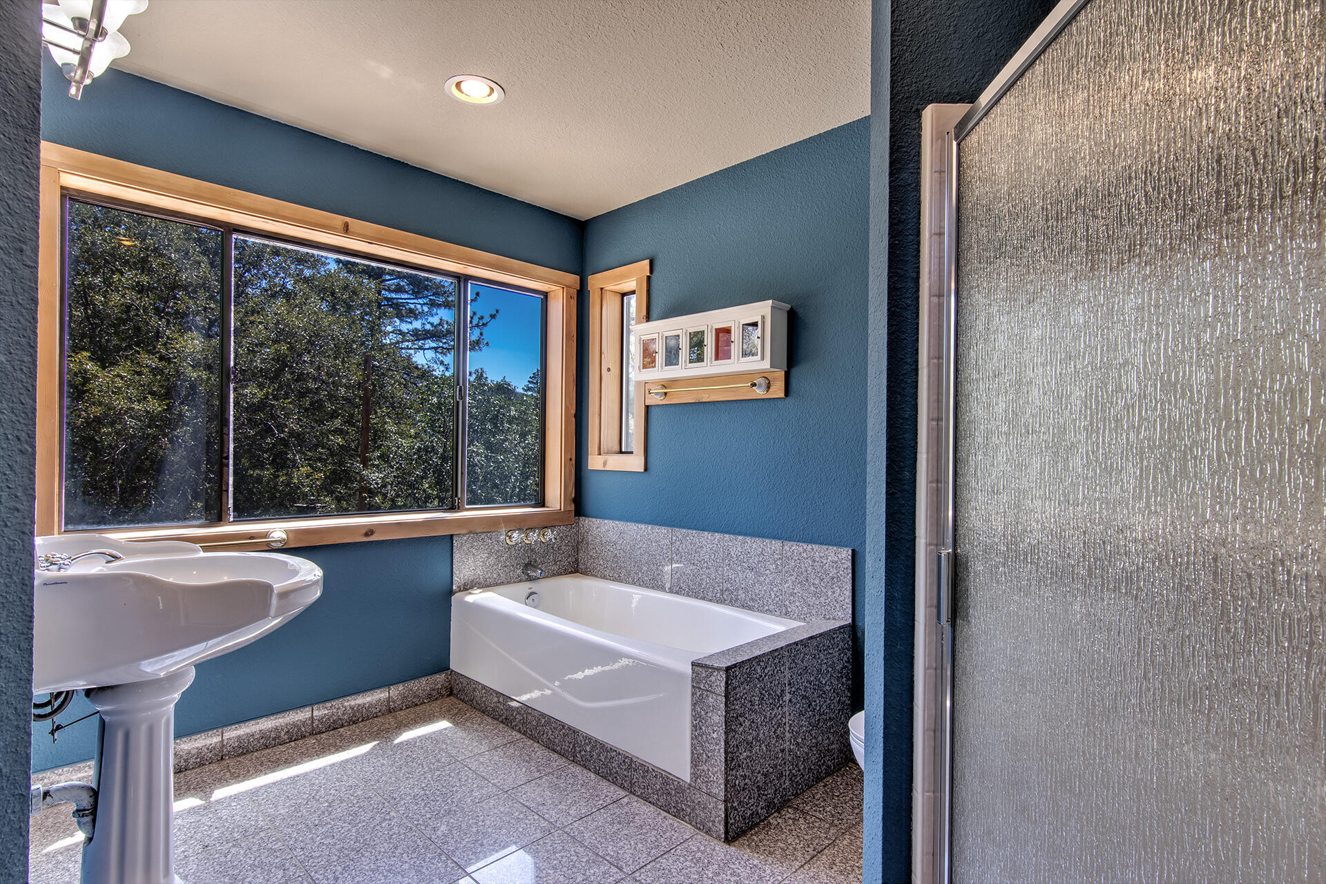52890 Overlook Drive Idyllwild, CA 92549 - Photo 52 of 82 a spacious bathroom with a tub and large window
