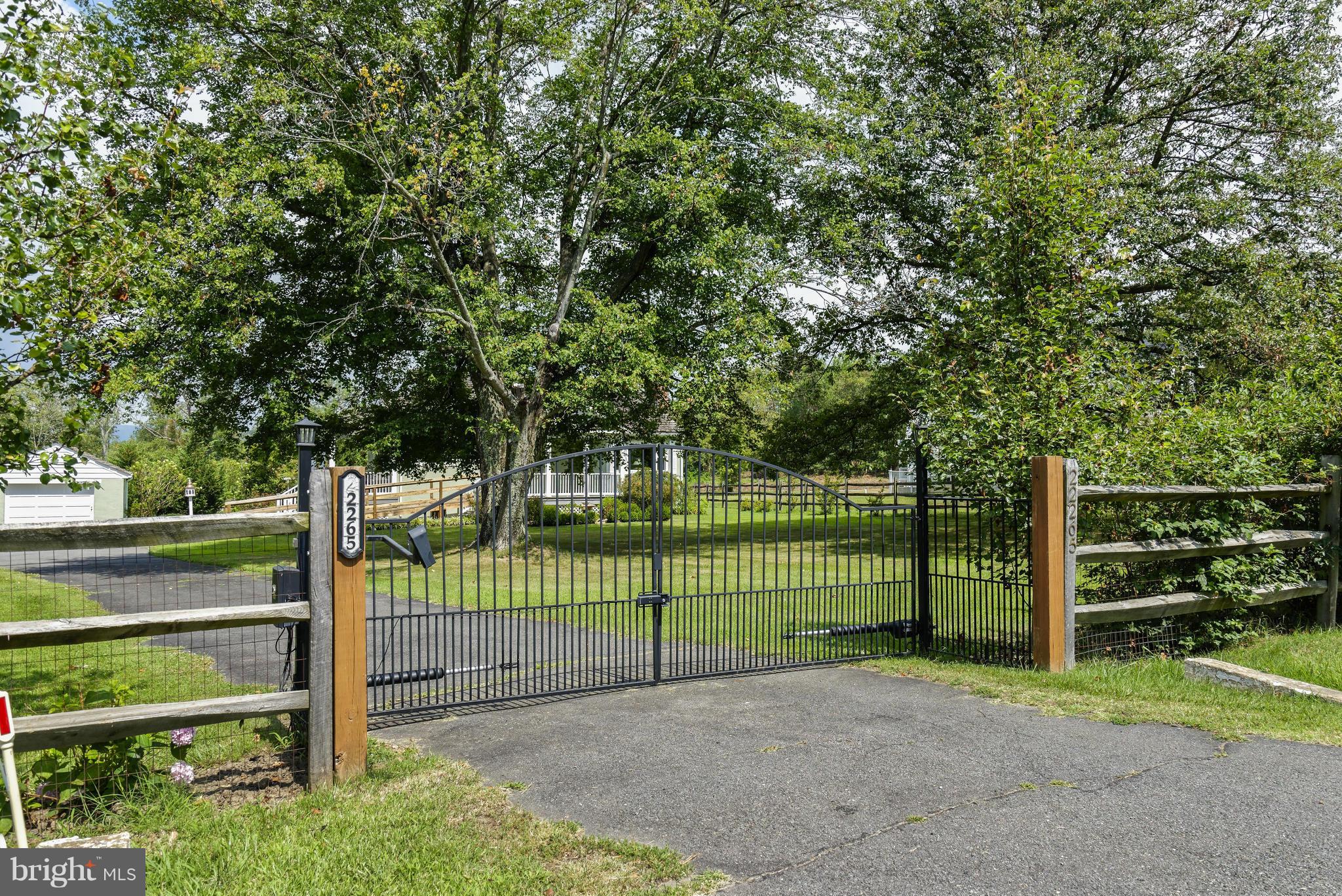 22265 St Louis Road Middleburg, VA 20117 - Photo 2 of 26 Entrance Gates