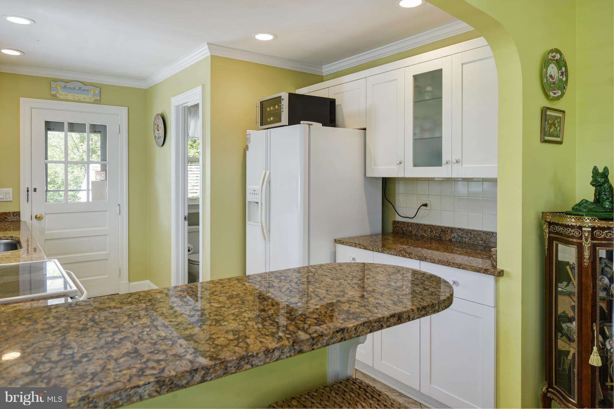 22265 St Louis Road Middleburg, VA 20117 - Photo 12 of 26 Kitchen Breakfast Bar