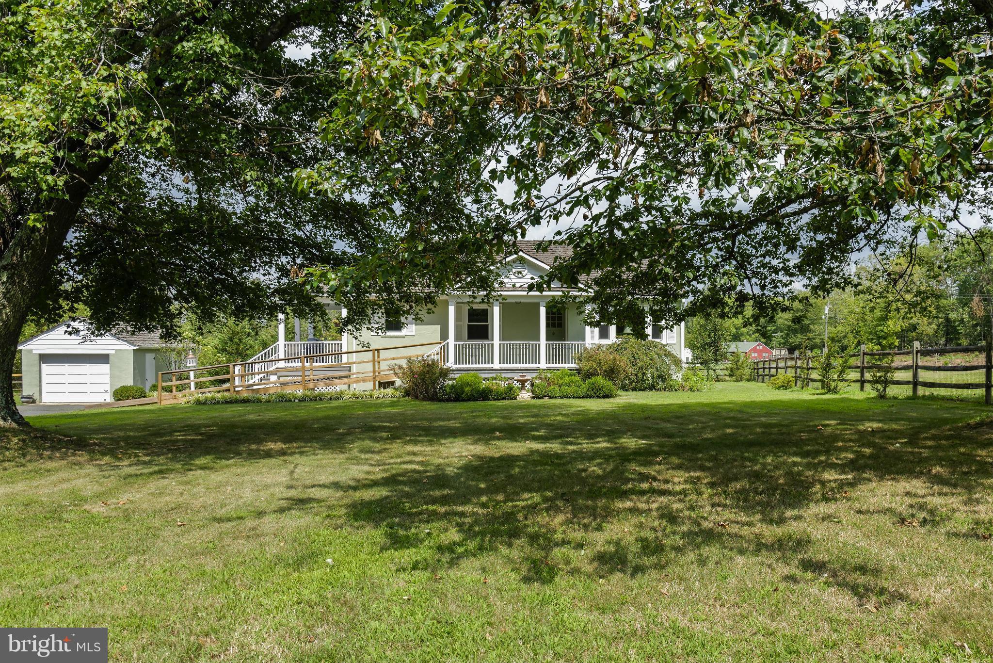 22265 St Louis Road Middleburg, VA 20117 - Photo 4 of 26 Shady Front Yard