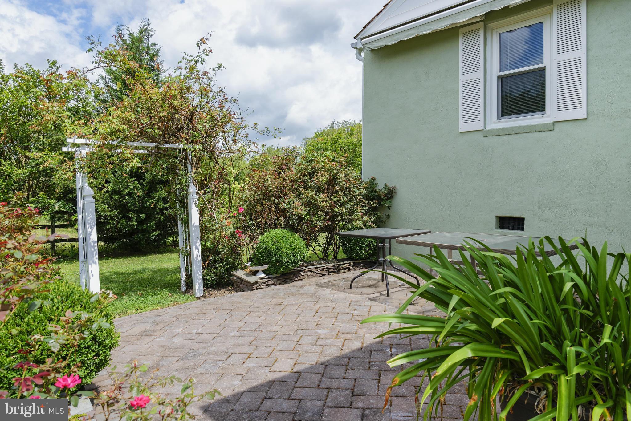 22265 St Louis Road Middleburg, VA 20117 - Photo 8 of 26 Side Patio
