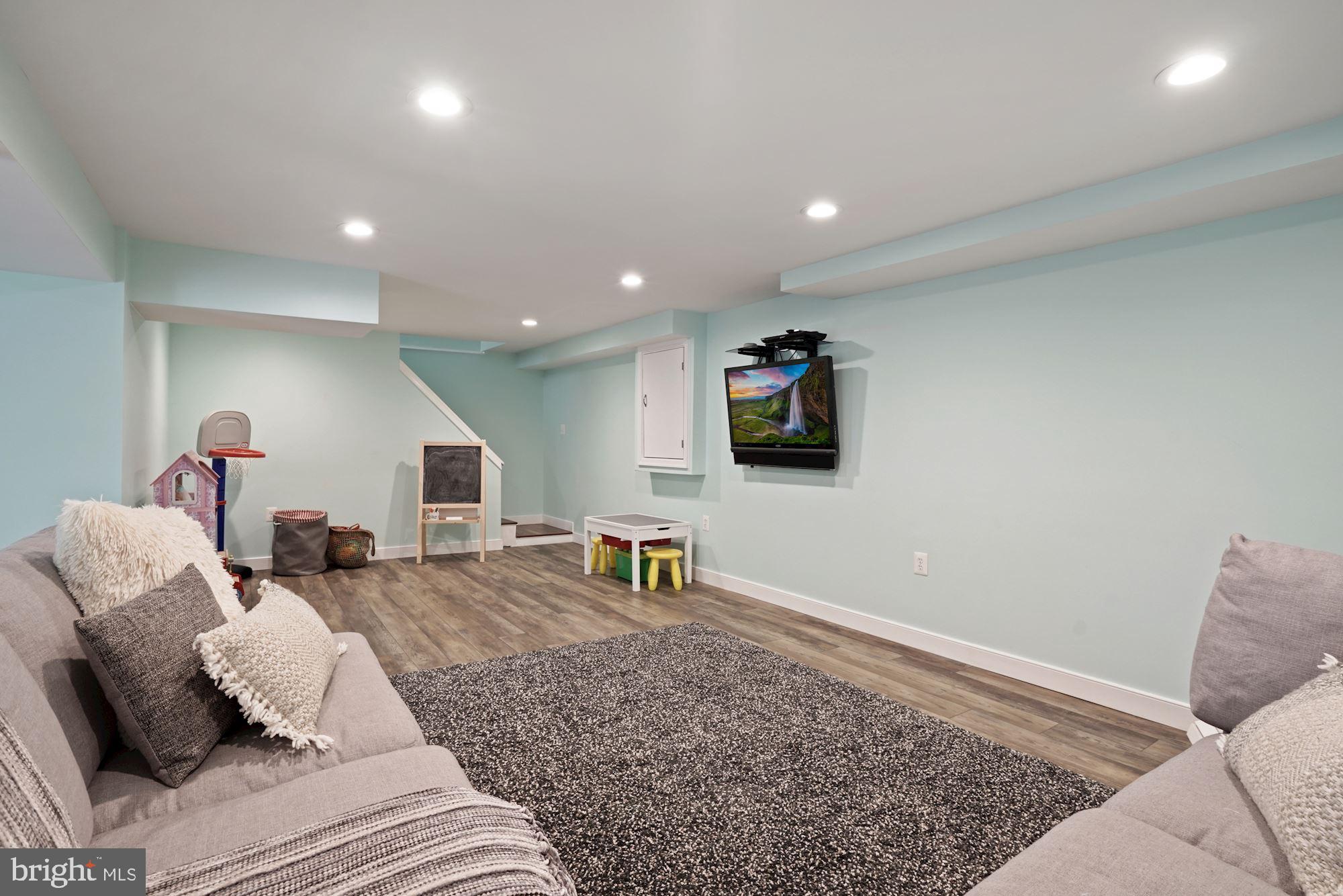 2119 Thomas View Road Reston, VA 20191 - Photo 33 of 41 a living room with furniture and a couch