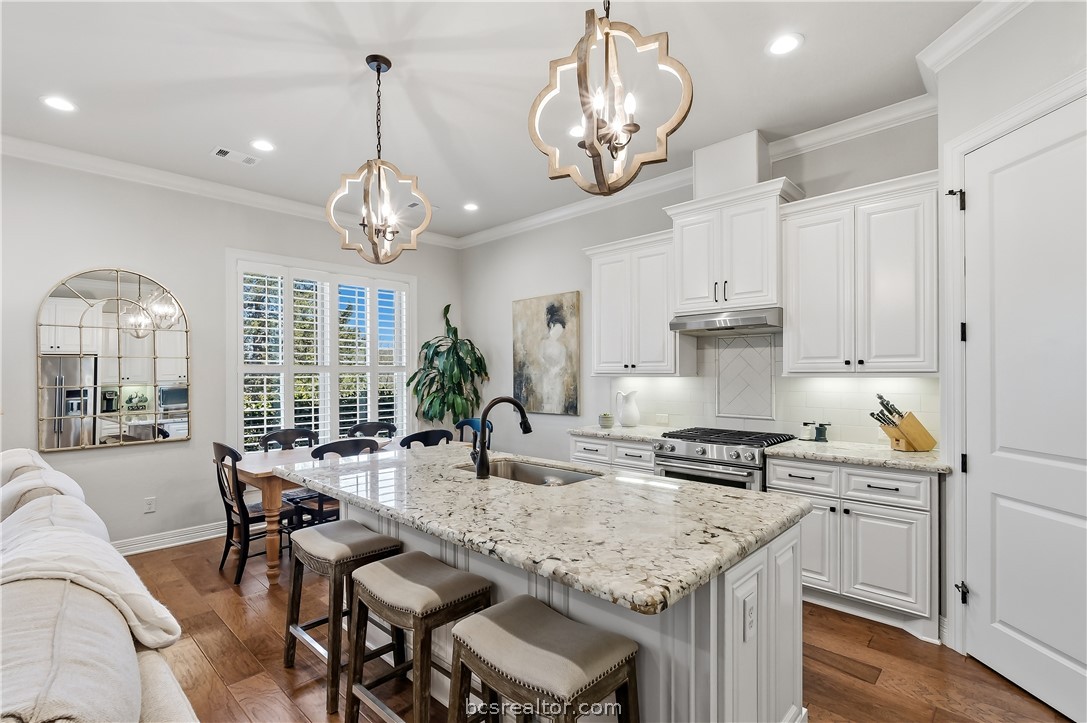2816 Maroon Court Bryan, TX 77807 - Photo 11 of 30 Kitchen with Island