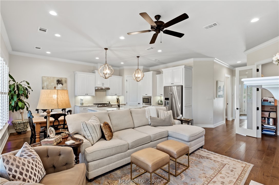 2816 Maroon Court Bryan, TX 77807 - Photo 7 of 30 Open concept living/kitchen with island