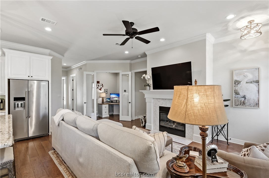 2816 Maroon Court Bryan, TX 77807 - Photo 9 of 30 Open concept living/kitchen with island