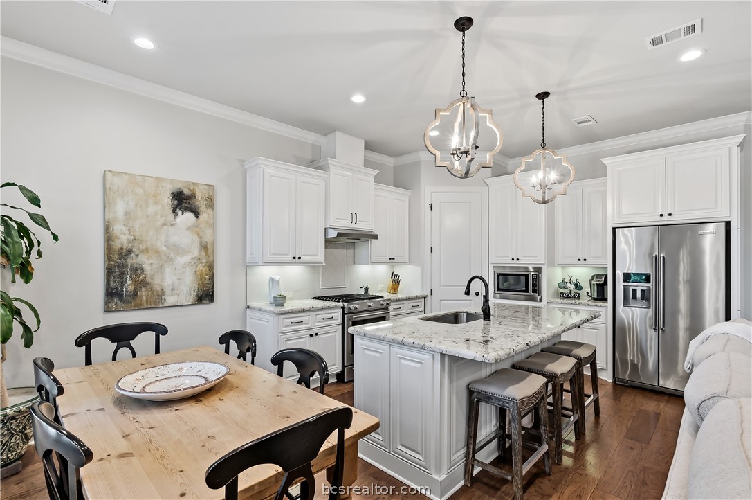 2816 Maroon Court Bryan, TX 77807 - Photo 10 of 30 Open concept living/kitchen with island