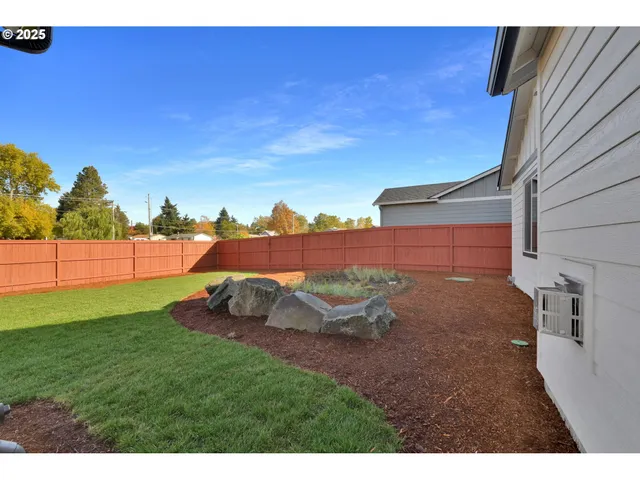 a view of a backyard