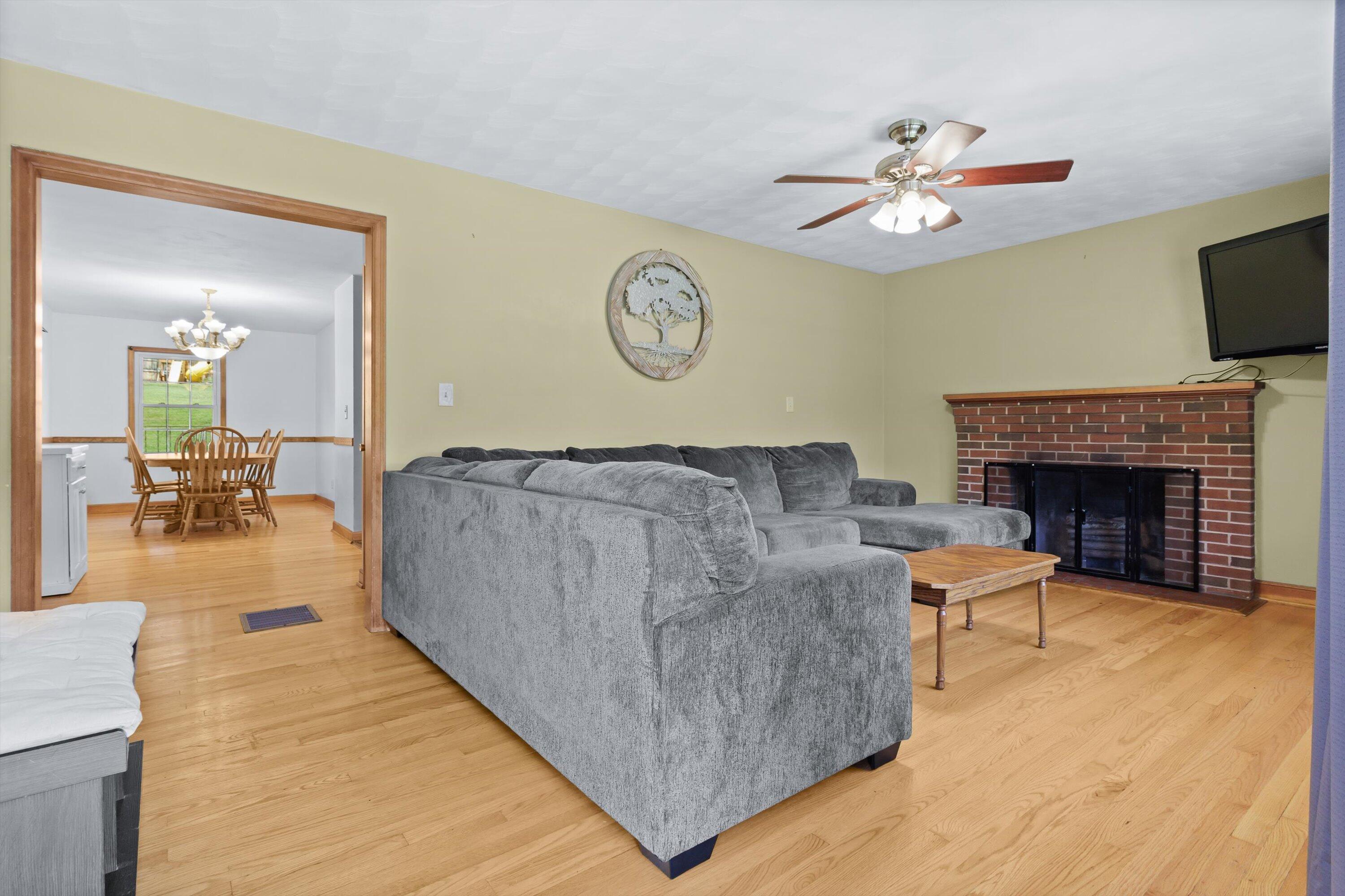 3300 Read Mountain Road Roanoke, VA 24019 - Photo 17 of 36 Living room