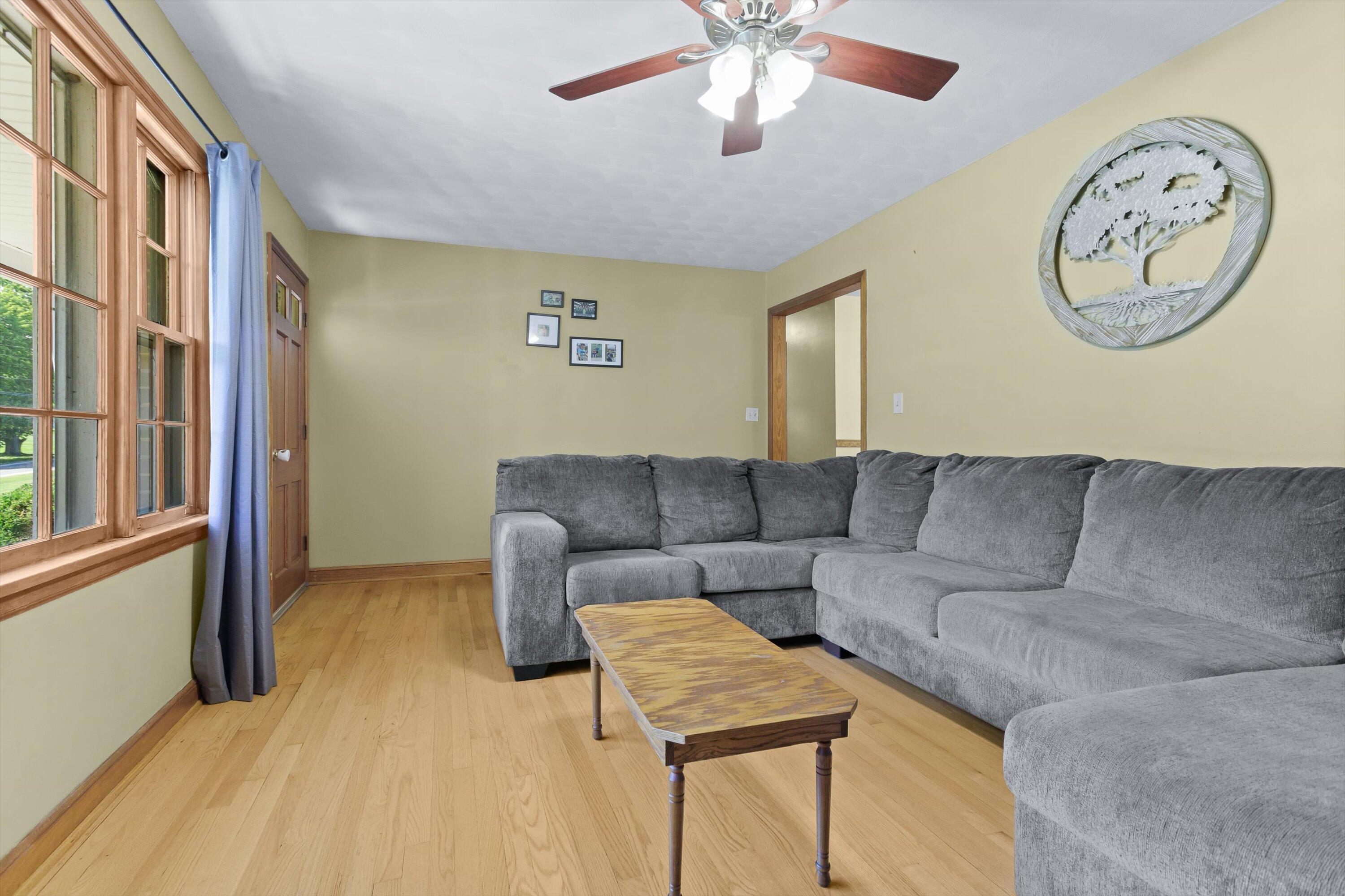 3300 Read Mountain Road Roanoke, VA 24019 - Photo 18 of 36 Living room