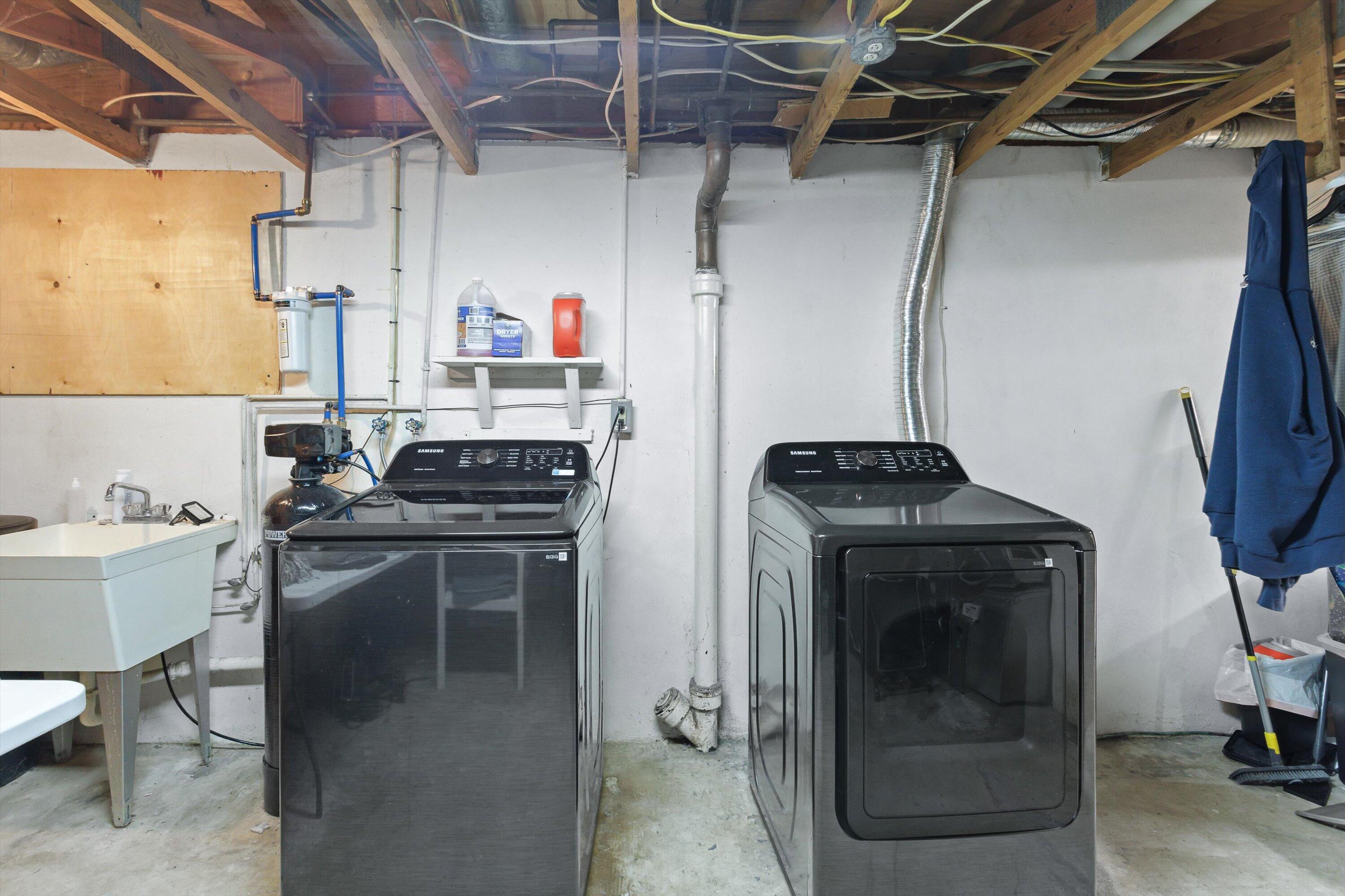 3300 Read Mountain Road Roanoke, VA 24019 - Photo 32 of 36 Laundry area
