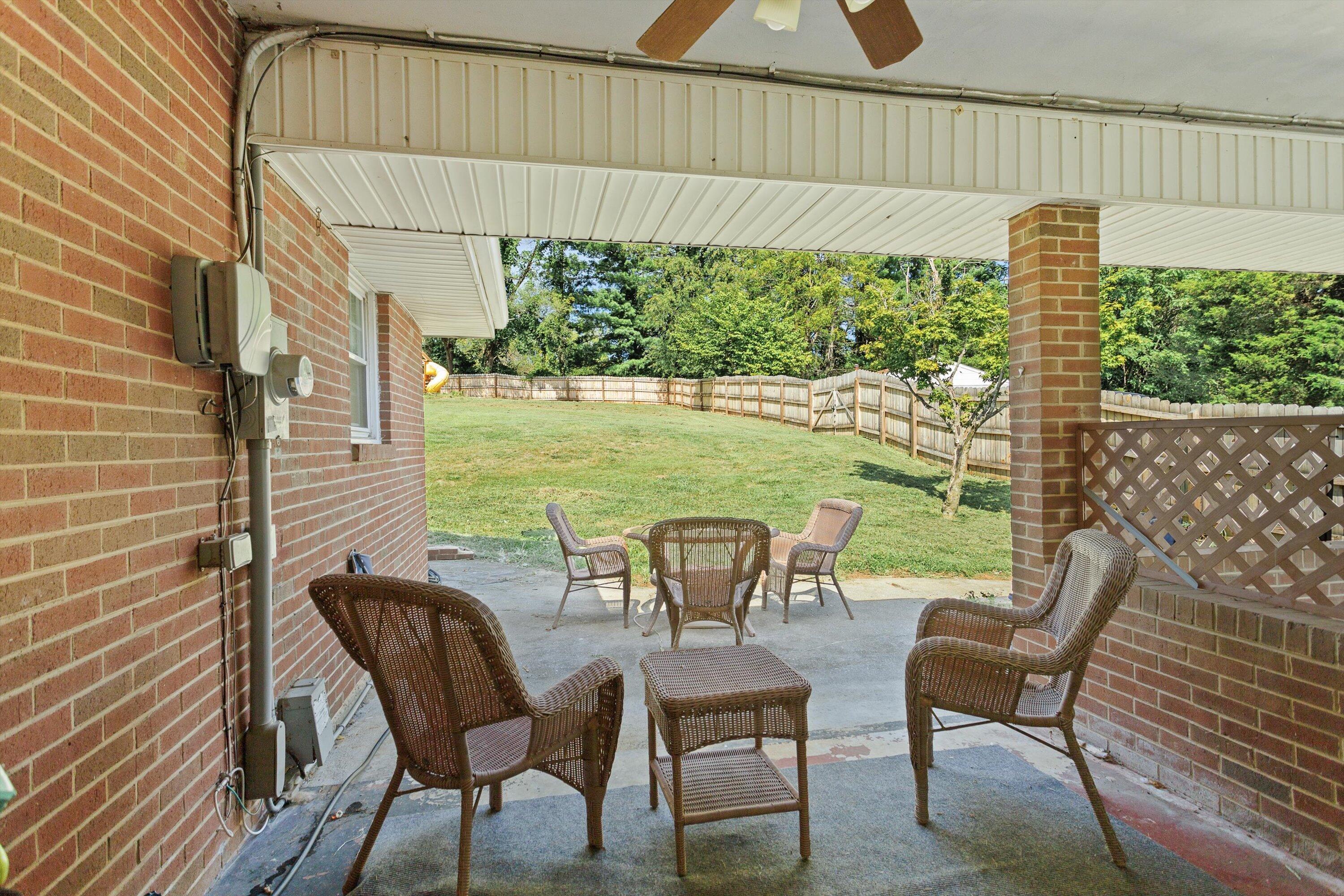 3300 Read Mountain Road Roanoke, VA 24019 - Photo 8 of 36 Sitting area