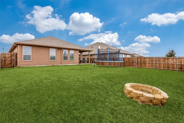 a view of a house with a backyard