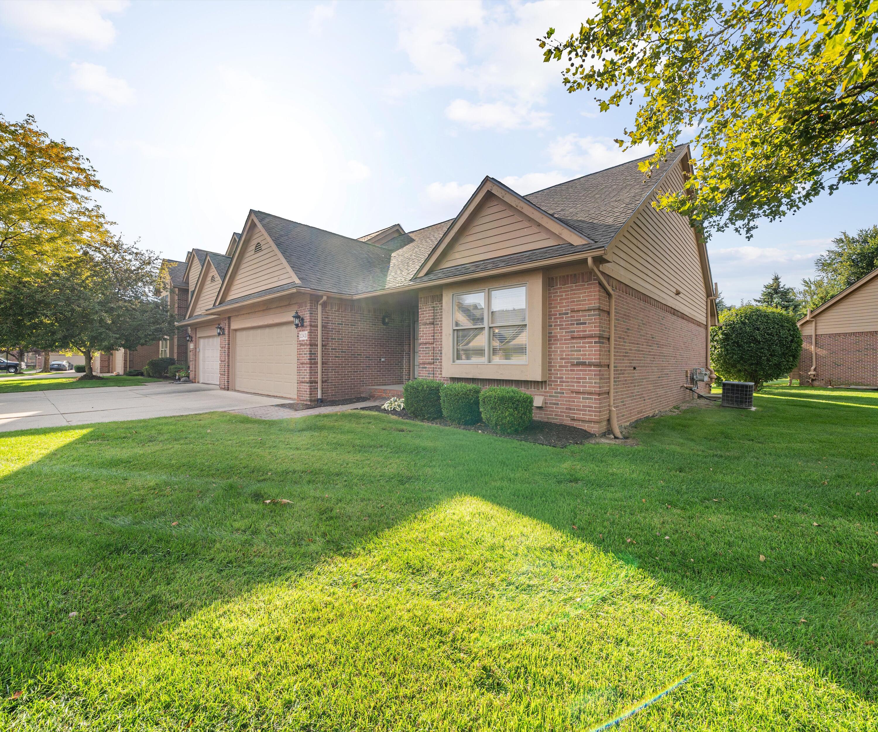 22431 Timber Ridge Court Woodhaven, MI 48183 - Photo 2 of 29 03-DSC09521