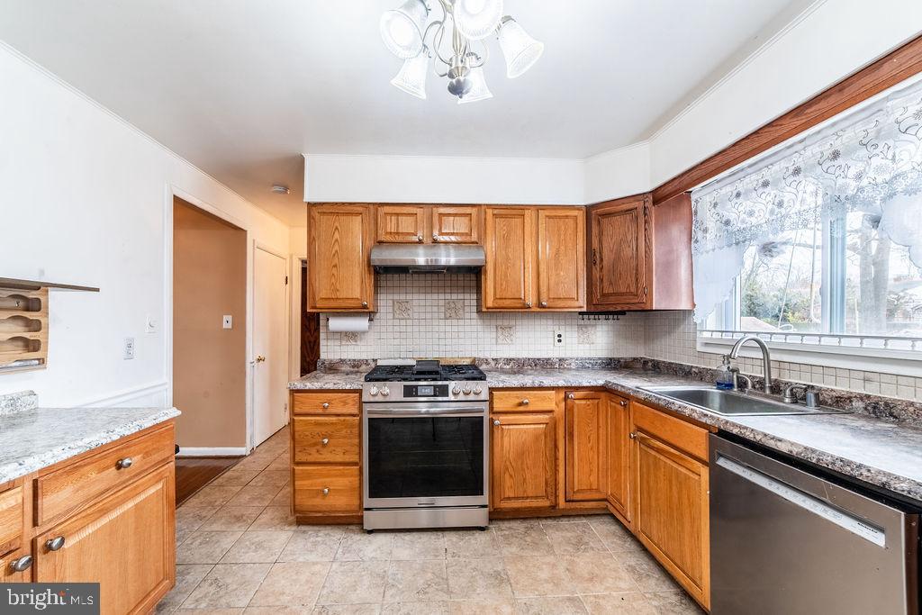 7021 96th Place Lanham, MD 20706 - Photo 12 of 62 Kitchen