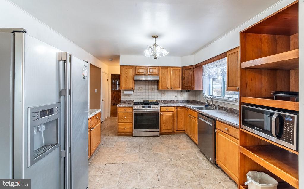 7021 96th Place Lanham, MD 20706 - Photo 13 of 62 Kitchen