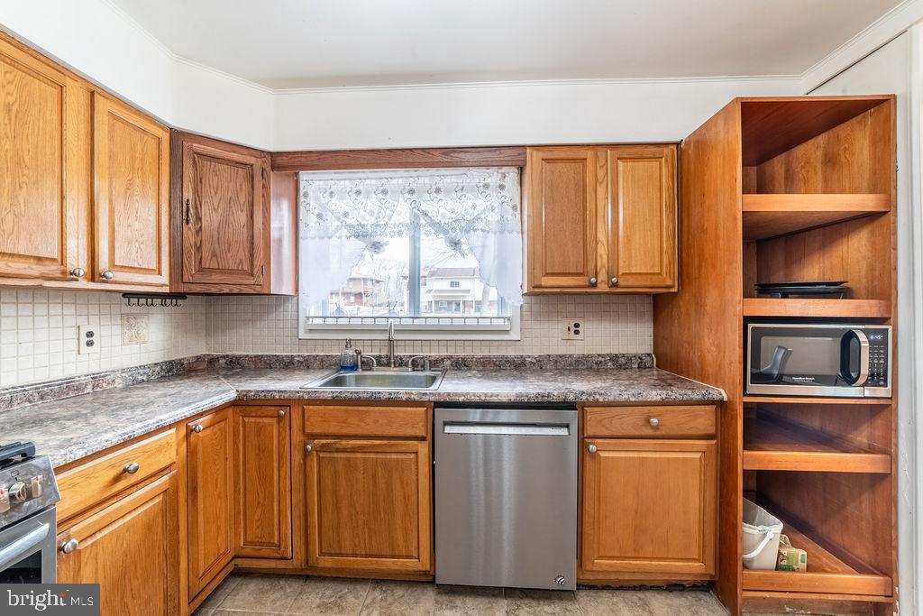 7021 96th Place Lanham, MD 20706 - Photo 14 of 62 Kitchen