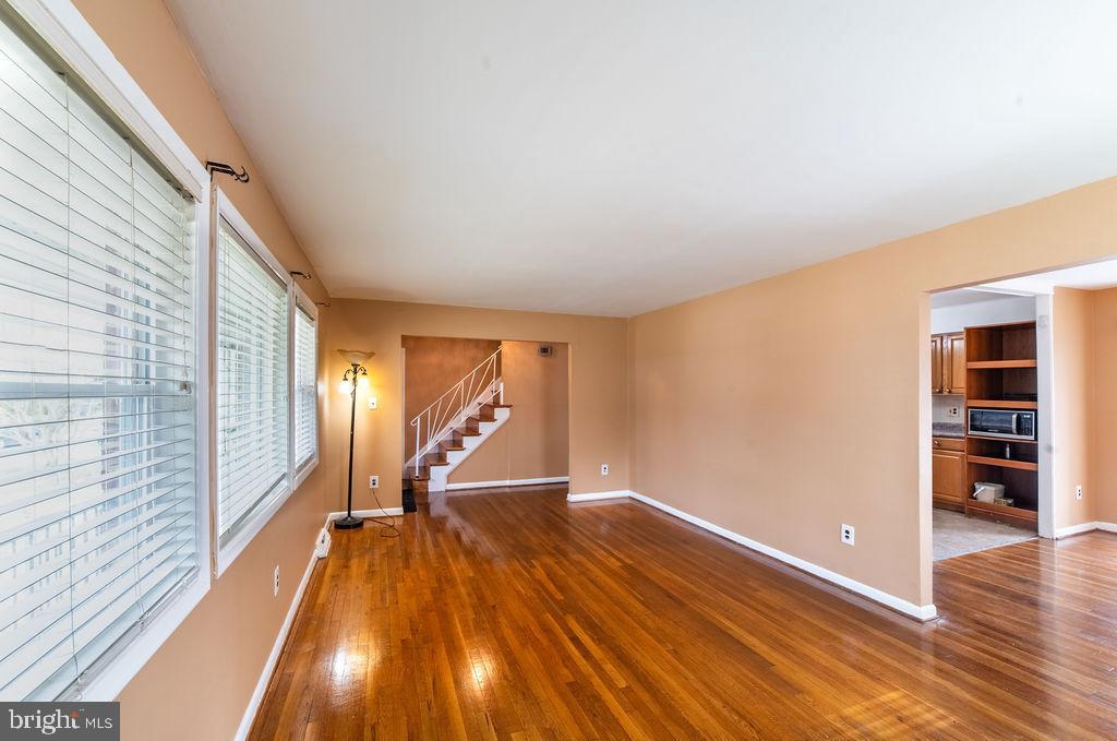 7021 96th Place Lanham, MD 20706 - Photo 3 of 62 Living Area