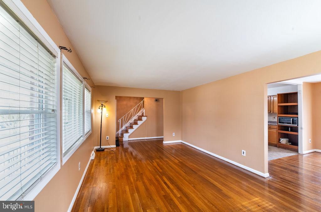 7021 96th Place Lanham, MD 20706 - Photo 4 of 62 Living Area