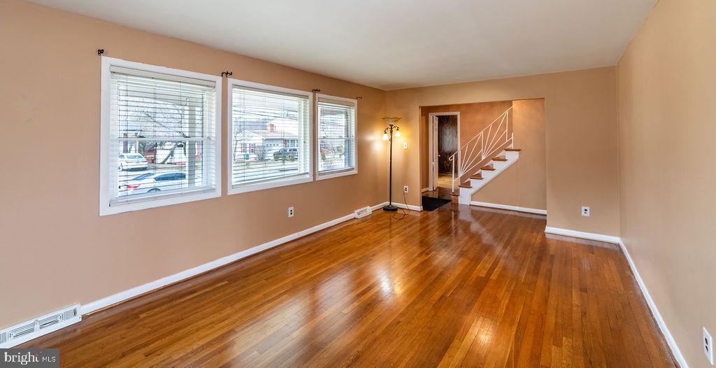 7021 96th Place Lanham, MD 20706 - Photo 5 of 62 Living Area