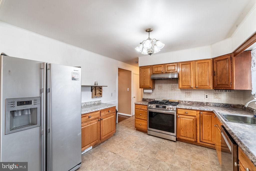 7021 96th Place Lanham, MD 20706 - Photo 8 of 62 Kitchen