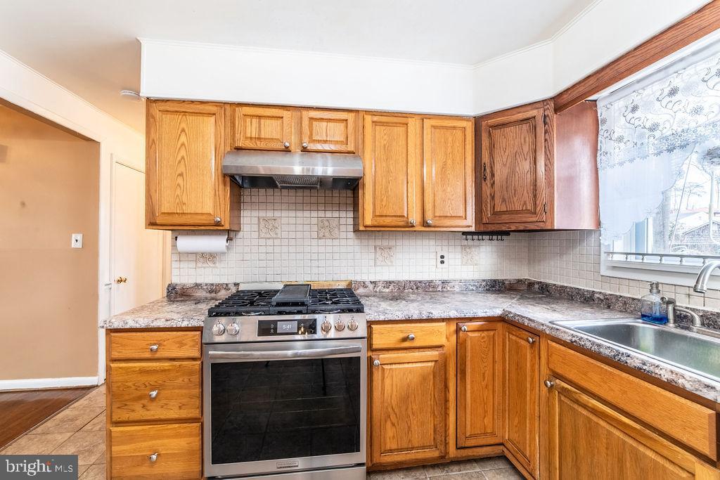 7021 96th Place Lanham, MD 20706 - Photo 10 of 62 Kitchen