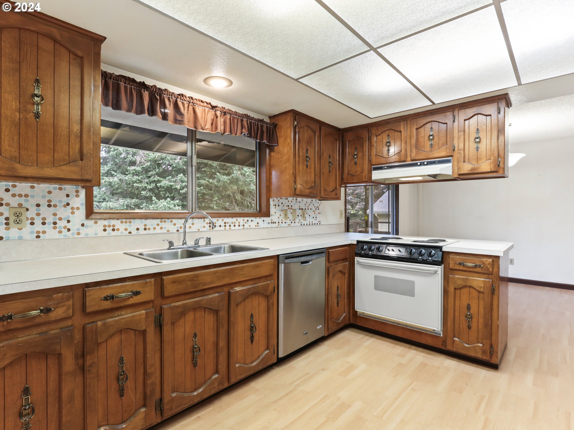 2002 Northwest 127th Street Vancouver, WA 98685 - Photo 11 of 33 a kitchen with stainless steel appliances granite countertop a sink and cabinets