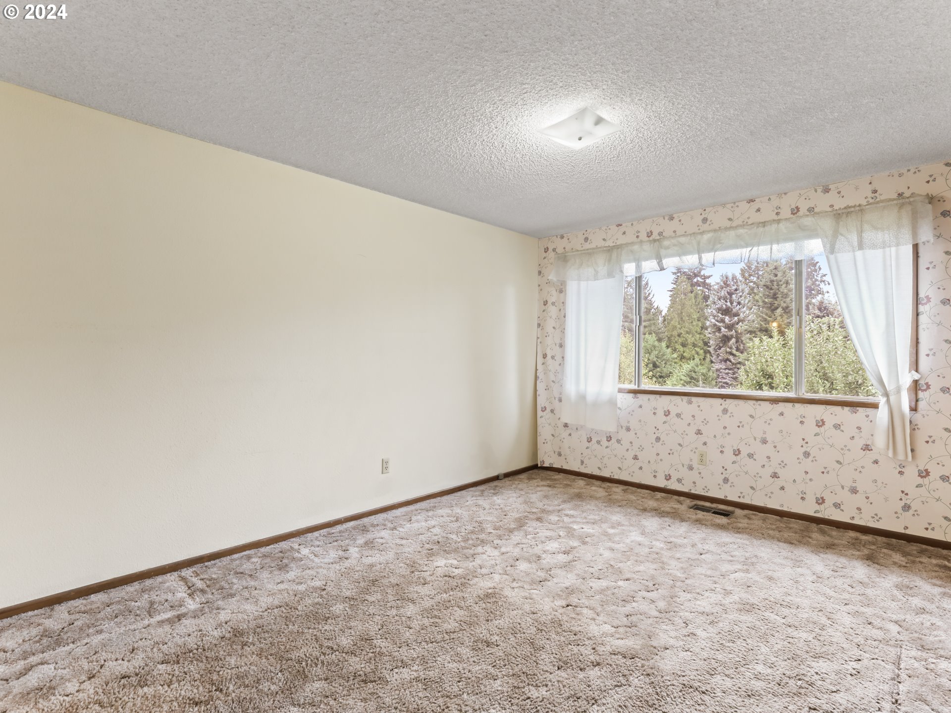 2002 Northwest 127th Street Vancouver, WA 98685 - Photo 15 of 33 an empty room with windows