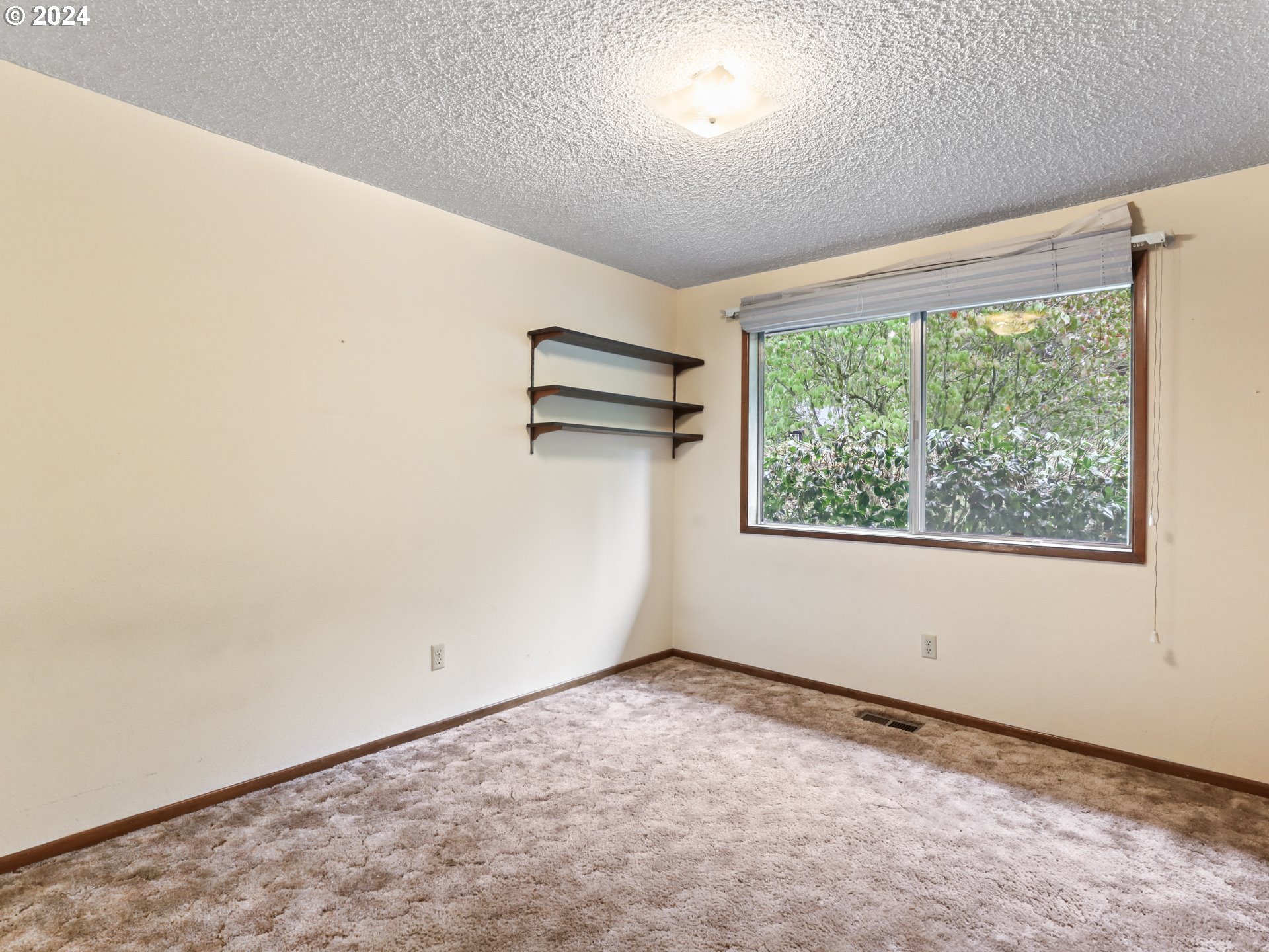 2002 Northwest 127th Street Vancouver, WA 98685 - Photo 18 of 33 an empty room with a window