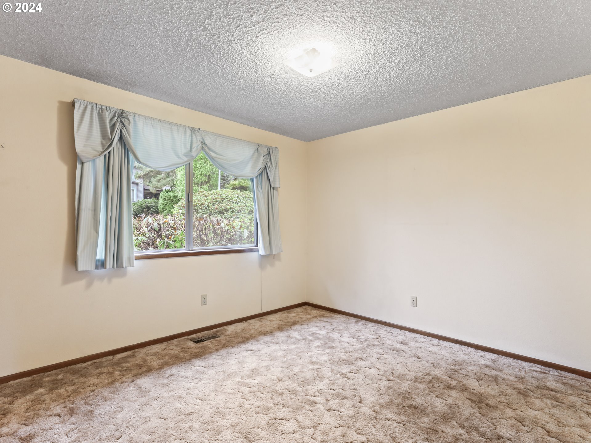 2002 Northwest 127th Street Vancouver, WA 98685 - Photo 20 of 33 an empty room with a window