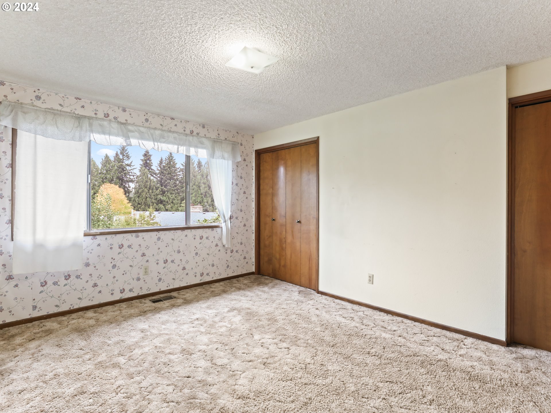 2002 Northwest 127th Street Vancouver, WA 98685 - Photo 21 of 33 an empty room with window