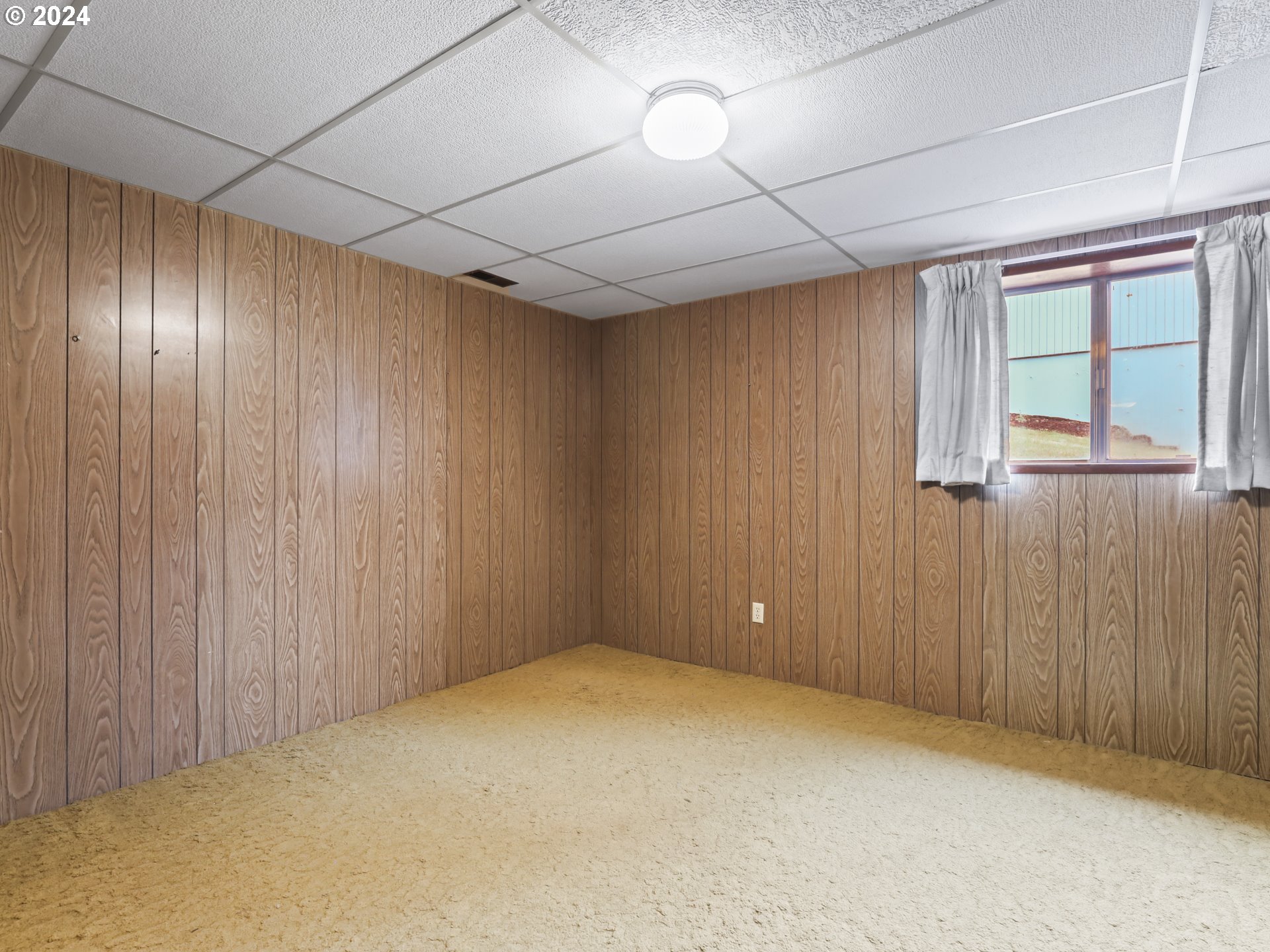 2002 Northwest 127th Street Vancouver, WA 98685 - Photo 25 of 33 an empty room with windows