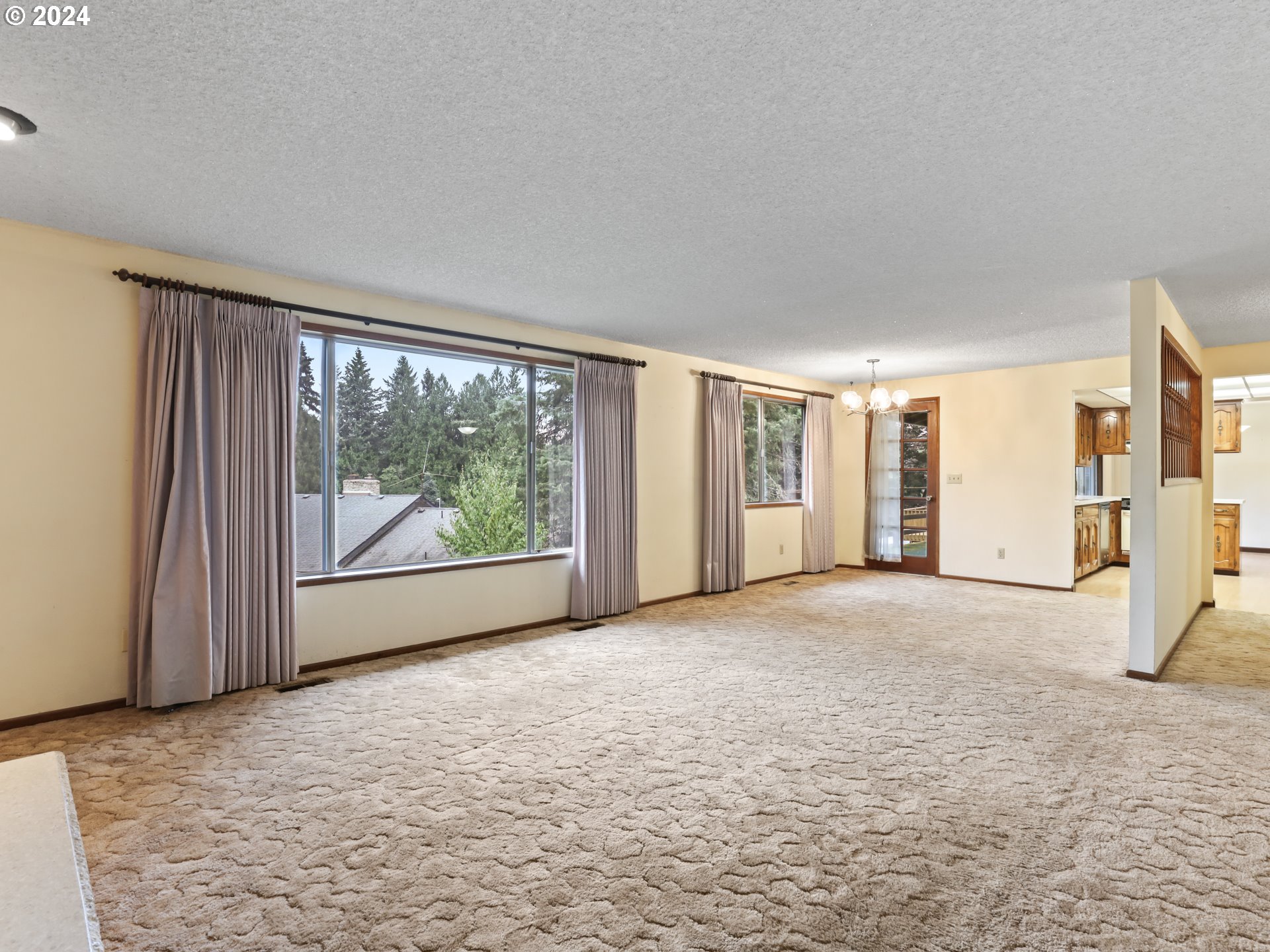 2002 Northwest 127th Street Vancouver, WA 98685 - Photo 6 of 33 a view of empty room with floor to ceiling window
