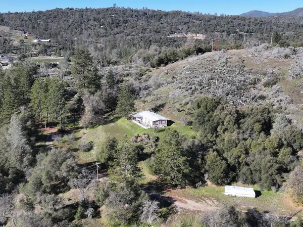 a view of a yard with a house