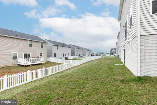 a view of a yard in front of house