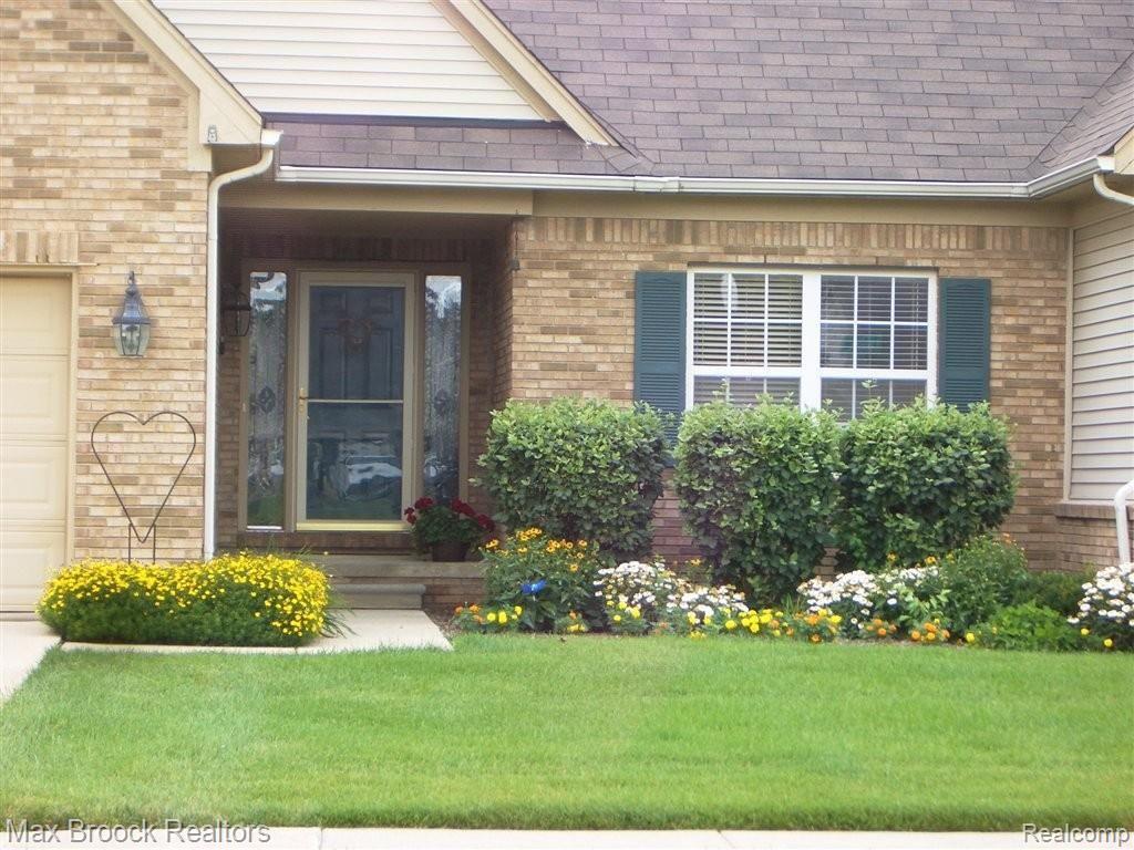 2038 Lagoon Drive Rochester, MI 48309 - Photo 2 of 14 Welcome Home!