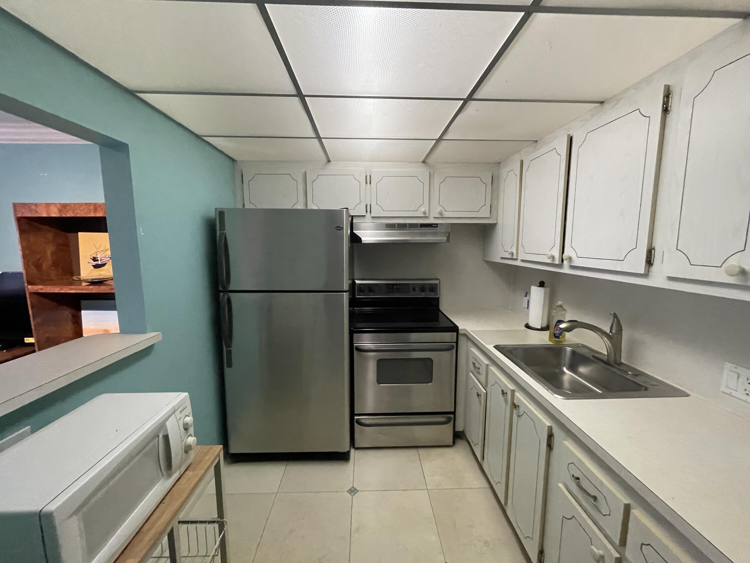 245 Preston Way, Unit F Boca Raton, FL 33434 - Photo 3 of 19 Kitchen