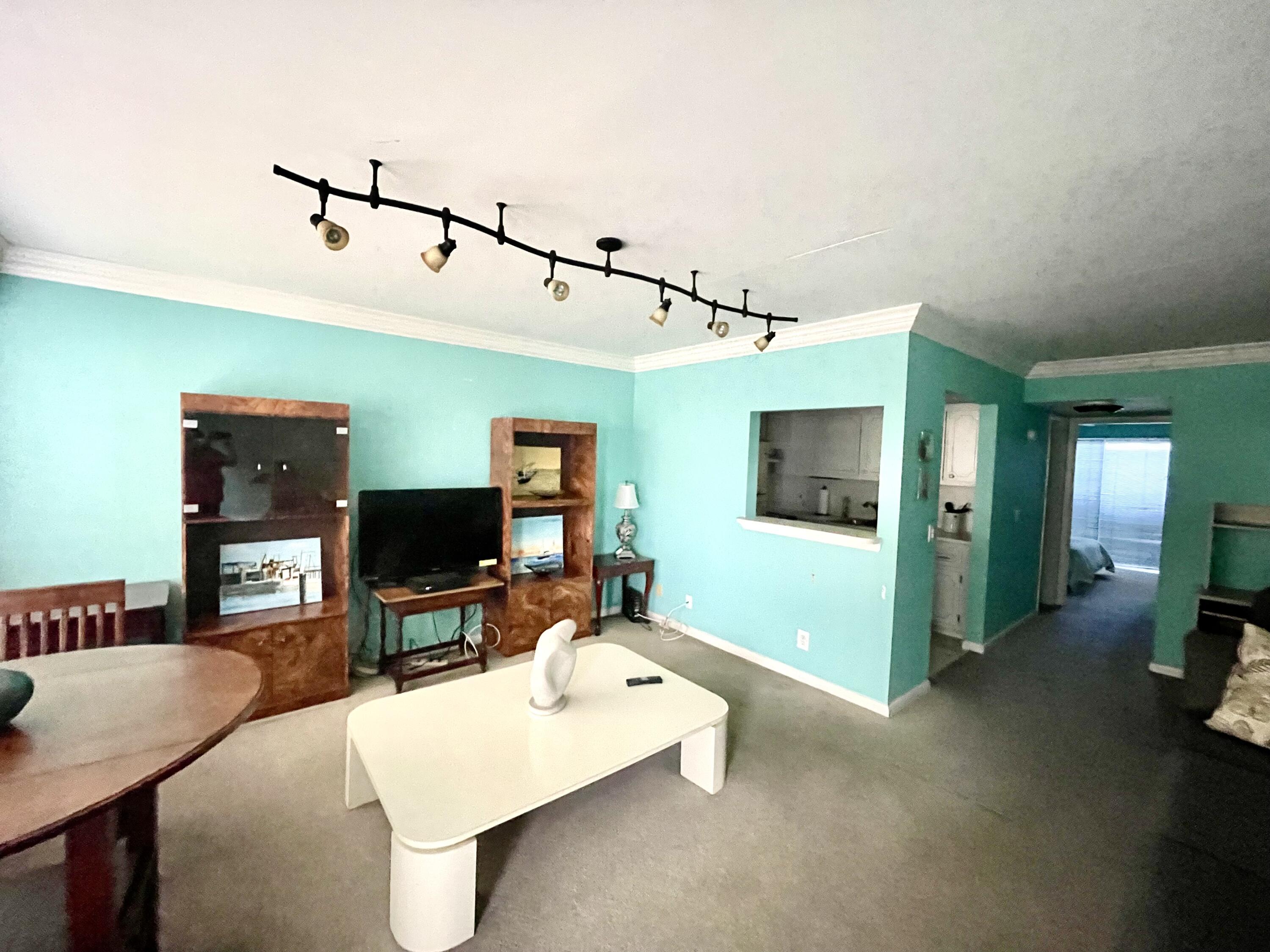 245 Preston Way, Unit F Boca Raton, FL 33434 - Photo 4 of 19 Living Room