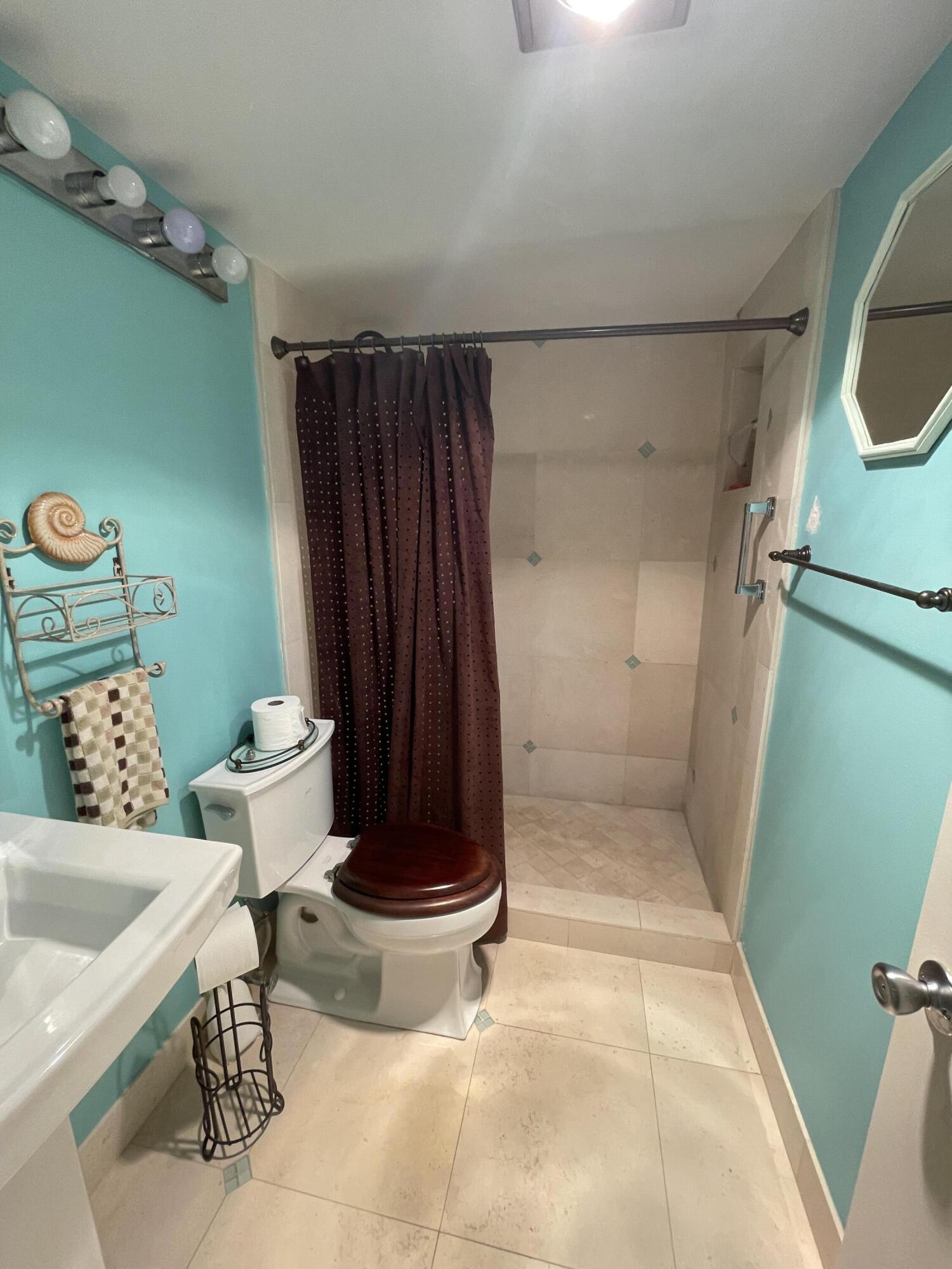 245 Preston Way, Unit F Boca Raton, FL 33434 - Photo 7 of 19 Bath