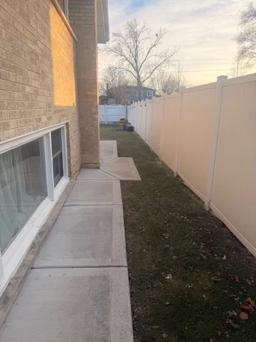 a view of a backyard