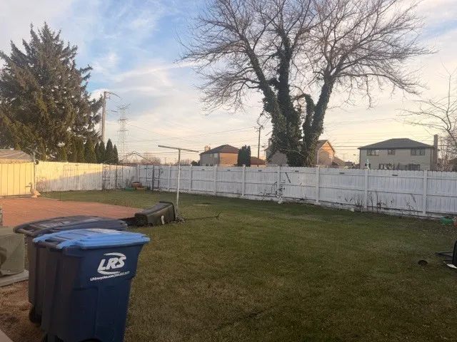 a view of a backyard