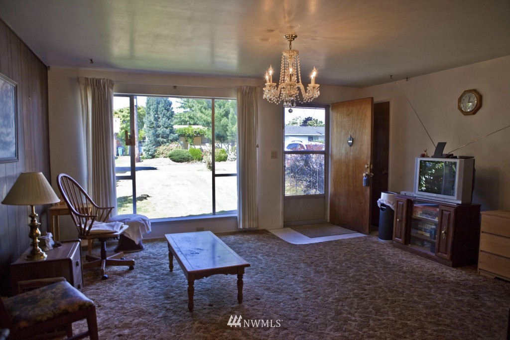 3625 Northeast 9th Street Renton, WA 98056 - Photo 3 of 13
