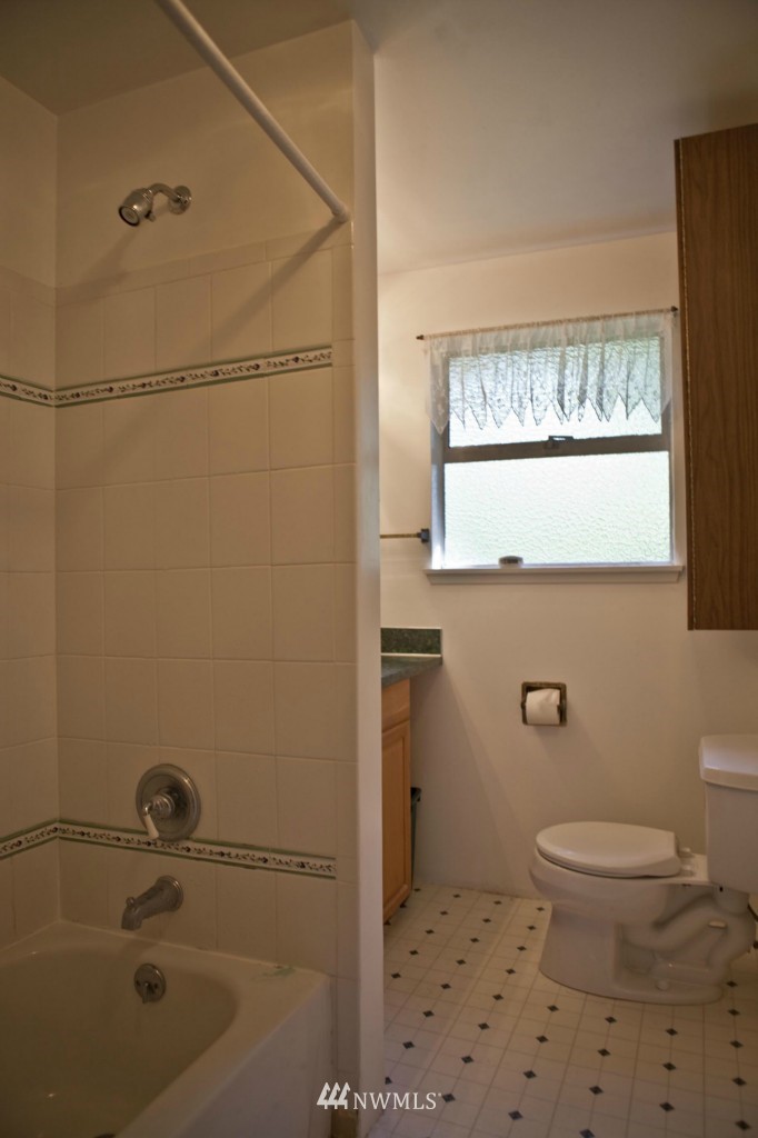 3625 Northeast 9th Street Renton, WA 98056 - Photo 7 of 13