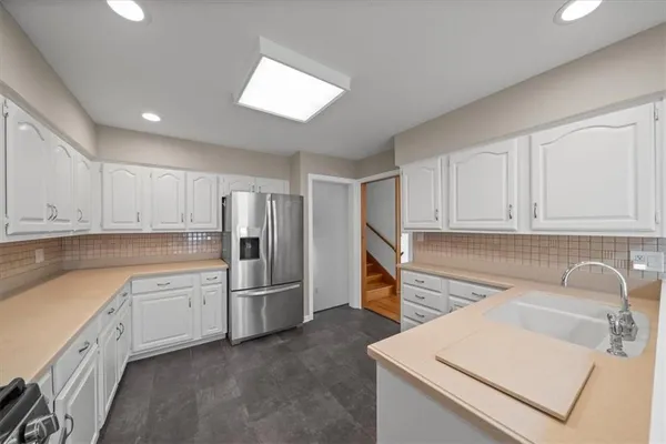 $585,000 | 8204 Tomahawk Road, Prairie Village, KS 66208