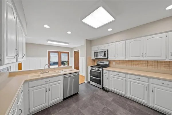 $585,000 | 8204 Tomahawk Road, Prairie Village, KS 66208